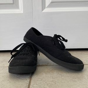 Size 7 Time and Tru black sneakers